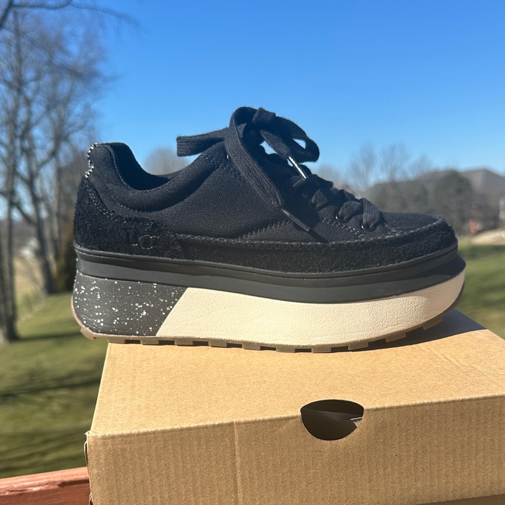 Ugg Womens Marin lace, black, 6.5 NIB
